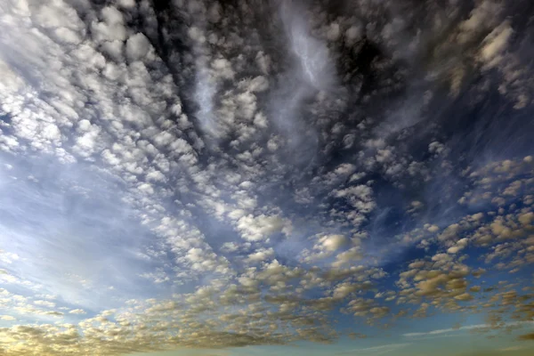 Nuvens de cirros ao pôr do sol — Fotografia de Stock