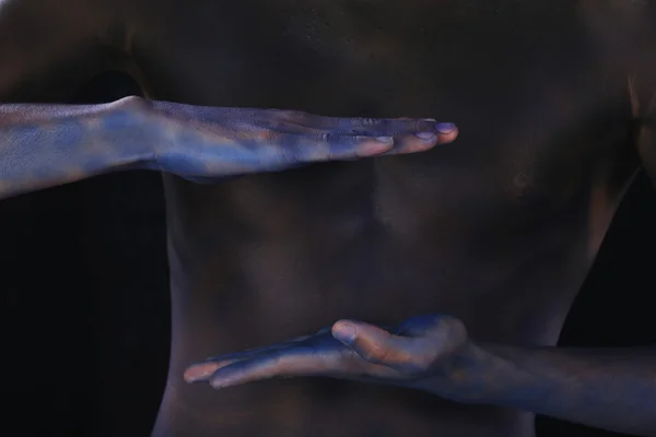 Tatuazy przyciemniane Murzyn rąk na tle męskiego ciała — Zdjęcie stockowe