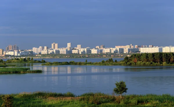 Blick auf Fluss und Stadt lizenzfreie Stockbilder