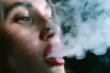 Kız bir nargile sigara içiyor.