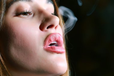 Kız bir nargile sigara içiyor.