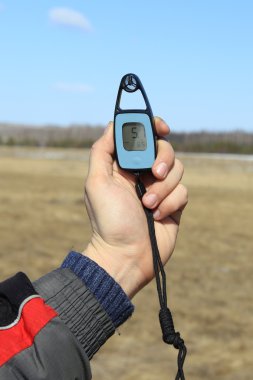 Eldeki anemometre