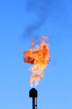 yanan meşale petrol 