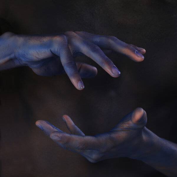 мужчина раскрашен в синий цвет
