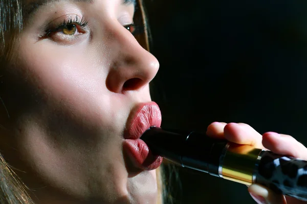 Menina fuma um narguilé — Fotografia de Stock