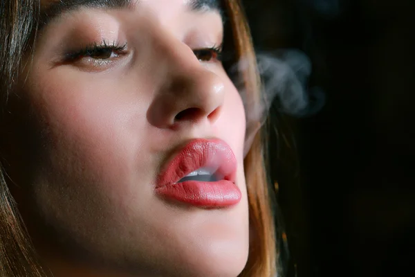 Retrato Cerca Una Joven Mujer Cabello Castaño Cachimba Fumar Sexy — Foto de Stock