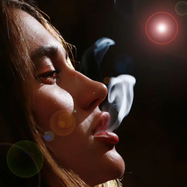 Menina fuma um narguilé — Fotografia de Stock