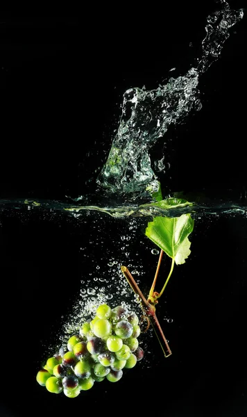 Сочный виноград в воде — стоковое фото