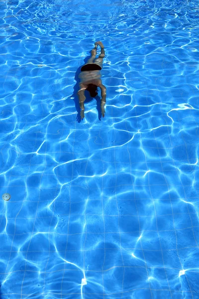 A vízben úszó — Stock Fotó
