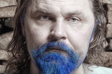 Mavi Sakal ile yetişkin adam