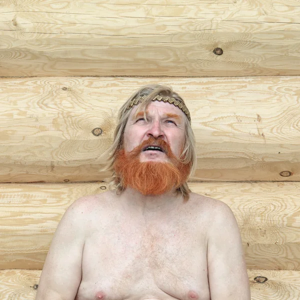 Portrait d'un homme sur fond de maison en rondins — Photo