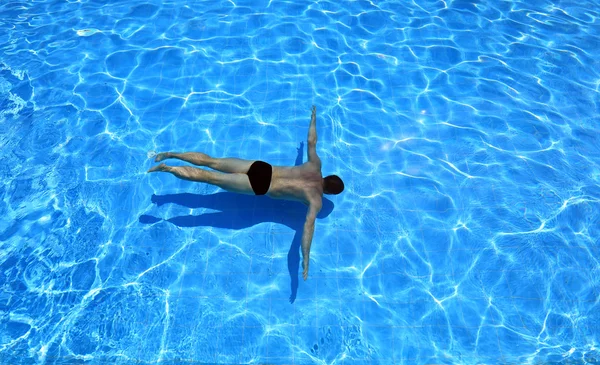 Nadador bajo el agua — Foto de Stock