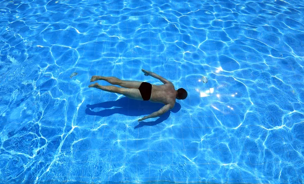 Nadar en la piscina — Foto de Stock