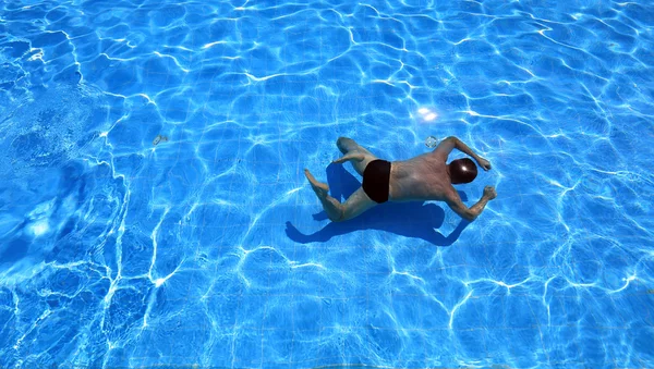 Úszás a medencében — Stock Fotó