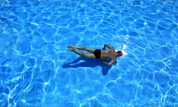 Schwimmen im Pool — Stockfoto