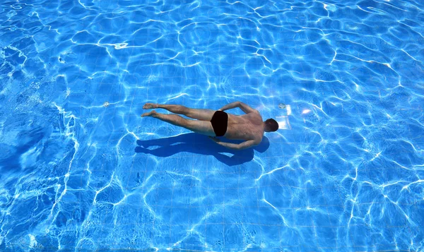 Nadar en la piscina —  Fotos de Stock