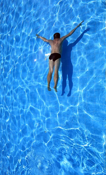 Schwimmen im Pool — Stockfoto