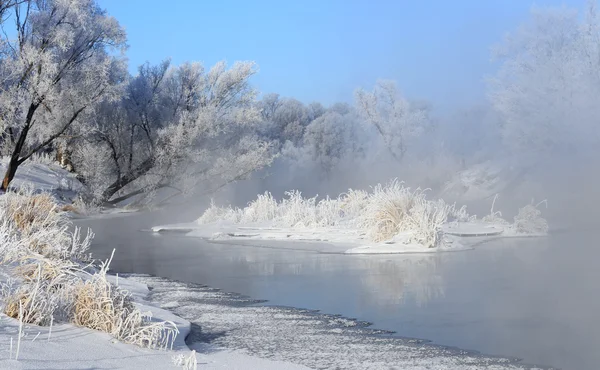 Niebla sobre el río invierno — Foto de Stock