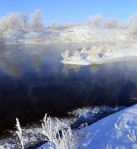 Niebla sobre el río invierno —  Fotos de Stock