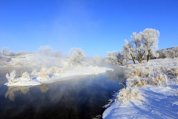 Niebla sobre el río invierno — Foto de Stock