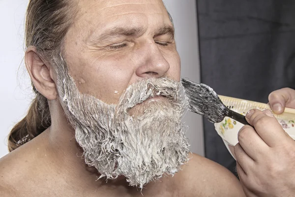El hombre colorea la barba —  Fotos de Stock