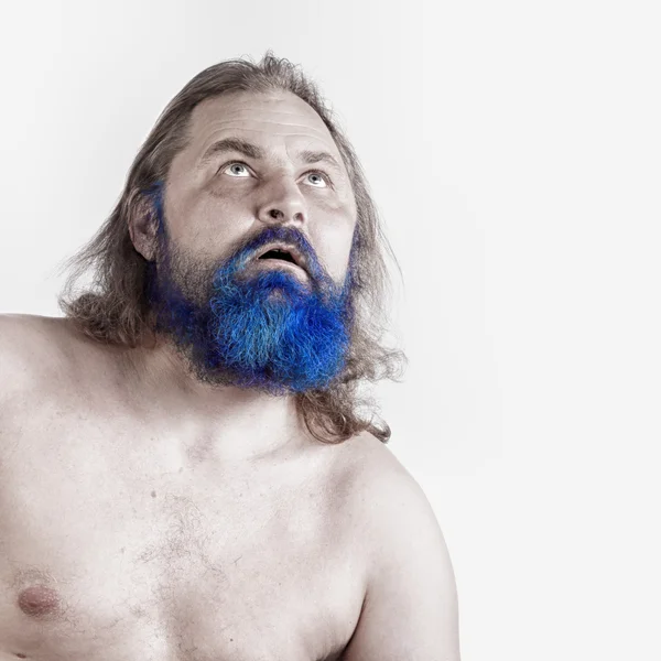 Взрослый мужчина с голубой бородой — стоковое фото