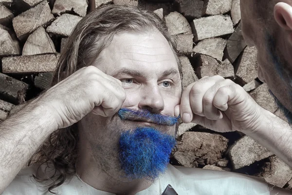 Uomo adulto con la barba blu — Foto Stock