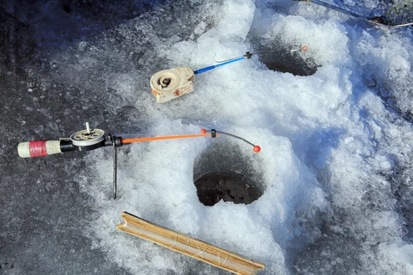 Caña de pescar y agujero de hielo — Foto de Stock