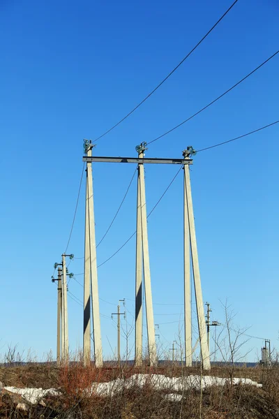 Línea eléctrica en el cielo azul — Foto de Stock