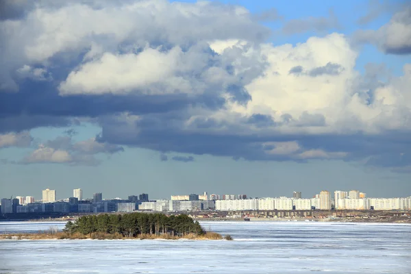 Ciudad del paisaje en el horizonte — Foto de Stock