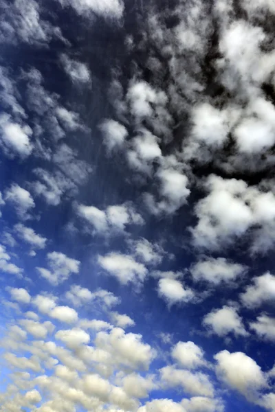 Wolken am Himmel an einem sonnigen Tag — Stockfoto