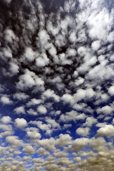 Wolken am Himmel an einem sonnigen Tag — Stockfoto