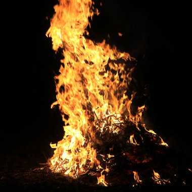 Siyah arkaplanda alev