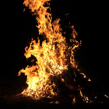 Siyah arkaplanda alev