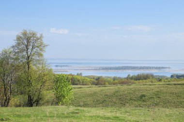 Bahar günü Nehri üzerinde