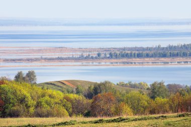 Bahar günü Nehri üzerinde