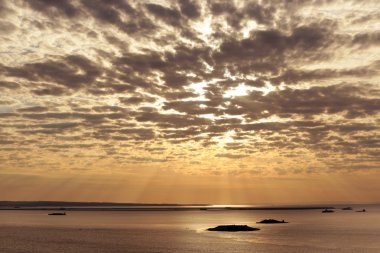 Cirrus bulutlar Nehri gün batımında