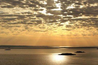 güzel cirrus bulutlar günbatımında Nehri üzerinde manzara.