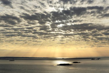 Cirrus bulutlar Nehri gün batımında