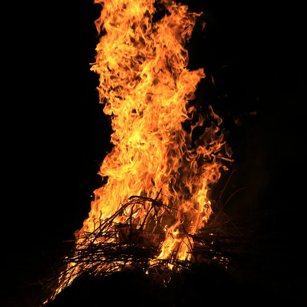 Flamma på en svart bakgrund — Stockfoto