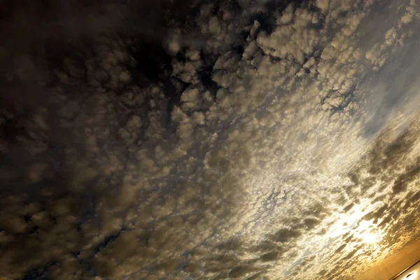 Nuvens de cirros ao pôr do sol — Fotografia de Stock