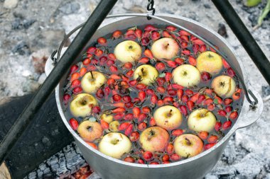 ateşte bir tencerede Komposto