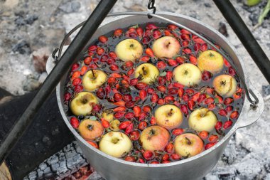 ateşte bir tencerede Komposto