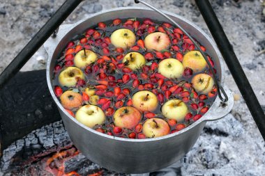 ateşte bir tencerede Komposto