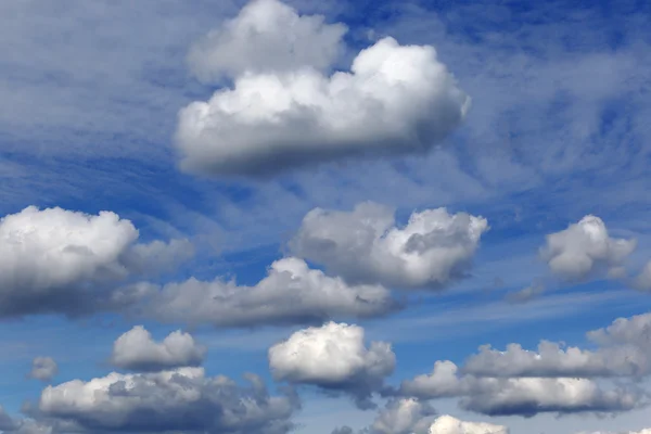 Pluizige witte wolken — Stockfoto