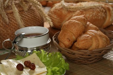 Ekmek masada.
