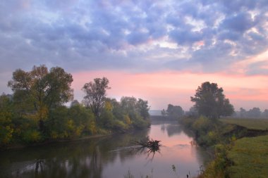 Dawn bir sis Nehri üzerinde