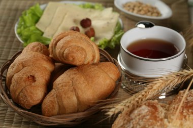 Ekmek masada.