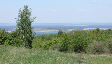 Sahildeki güzel yerlerde yürü