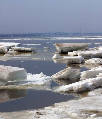 Bahar tatili Nehri üzerinde